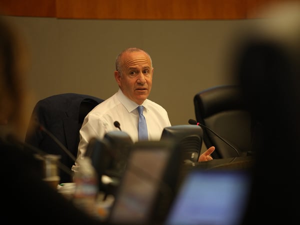 Mayor Darrell Steinberg starts a city council community forum around the police shooting of Stephon Clark March 27, 2018.
